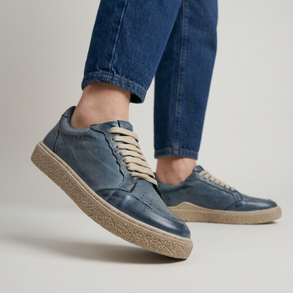 Blue low top fashion sneakers
